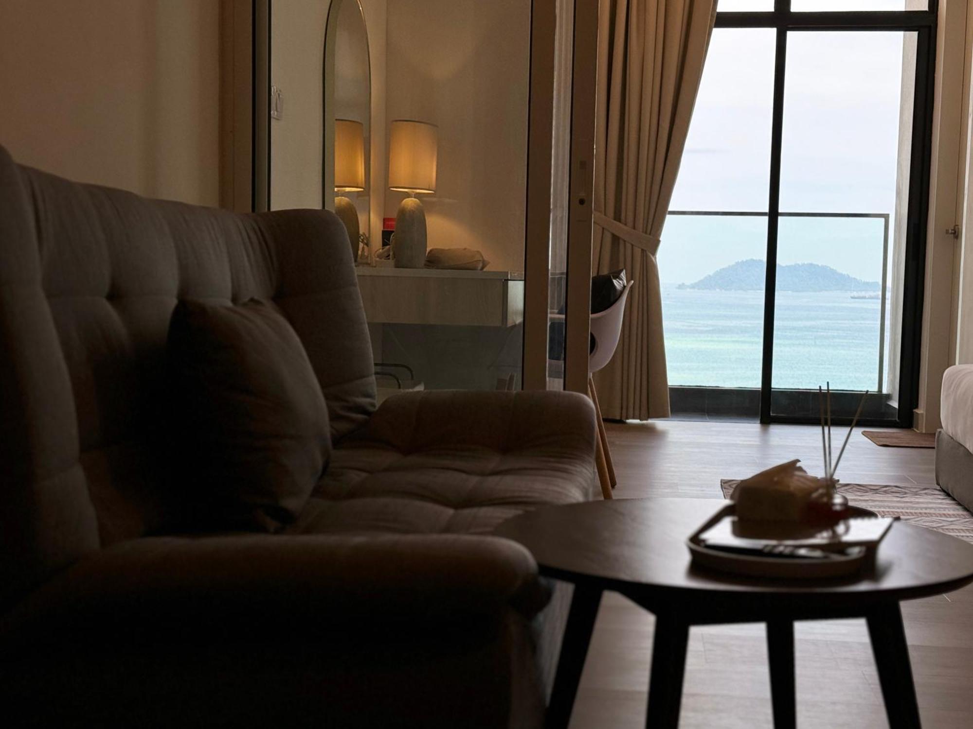 The Shore Cbd Kota Kinabalu By Laxzone Suite Extérieur photo