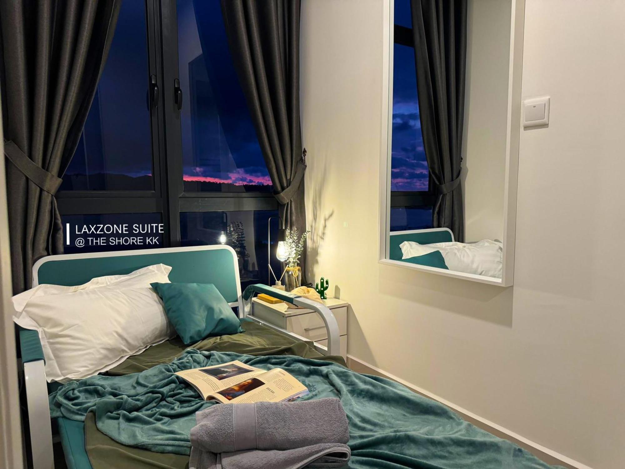 The Shore Cbd Kota Kinabalu By Laxzone Suite Extérieur photo
