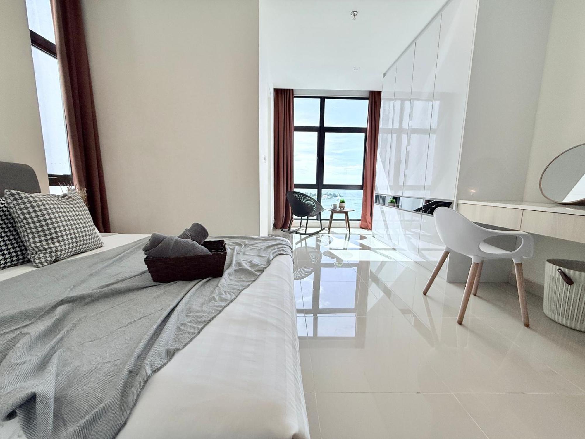 The Shore Cbd Kota Kinabalu By Laxzone Suite Extérieur photo