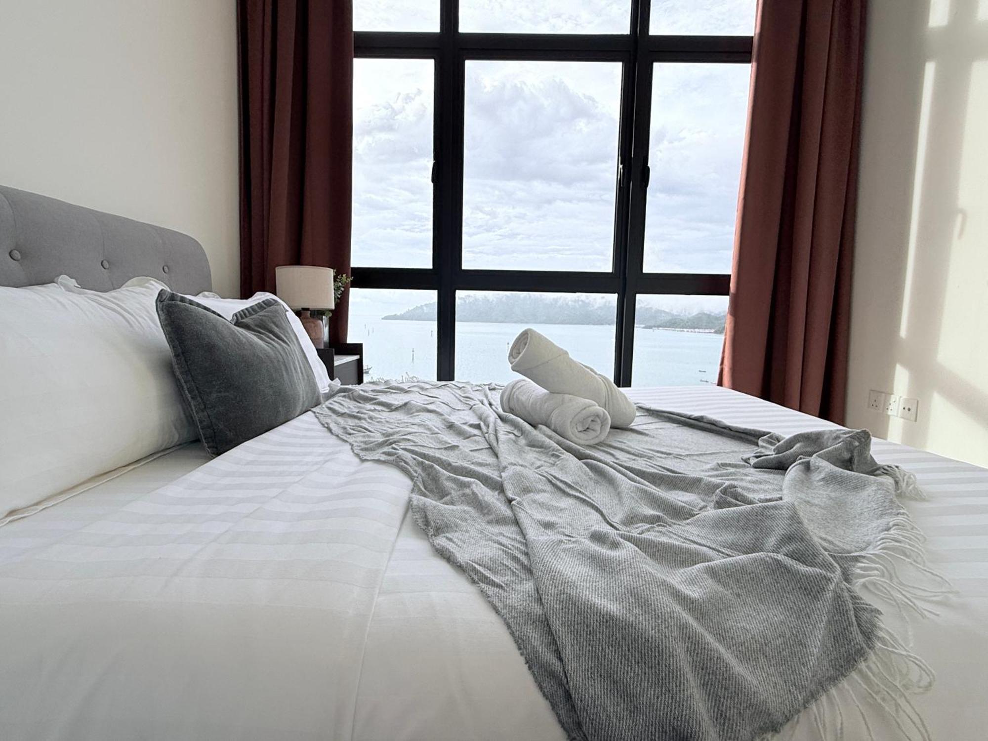The Shore Cbd Kota Kinabalu By Laxzone Suite Extérieur photo