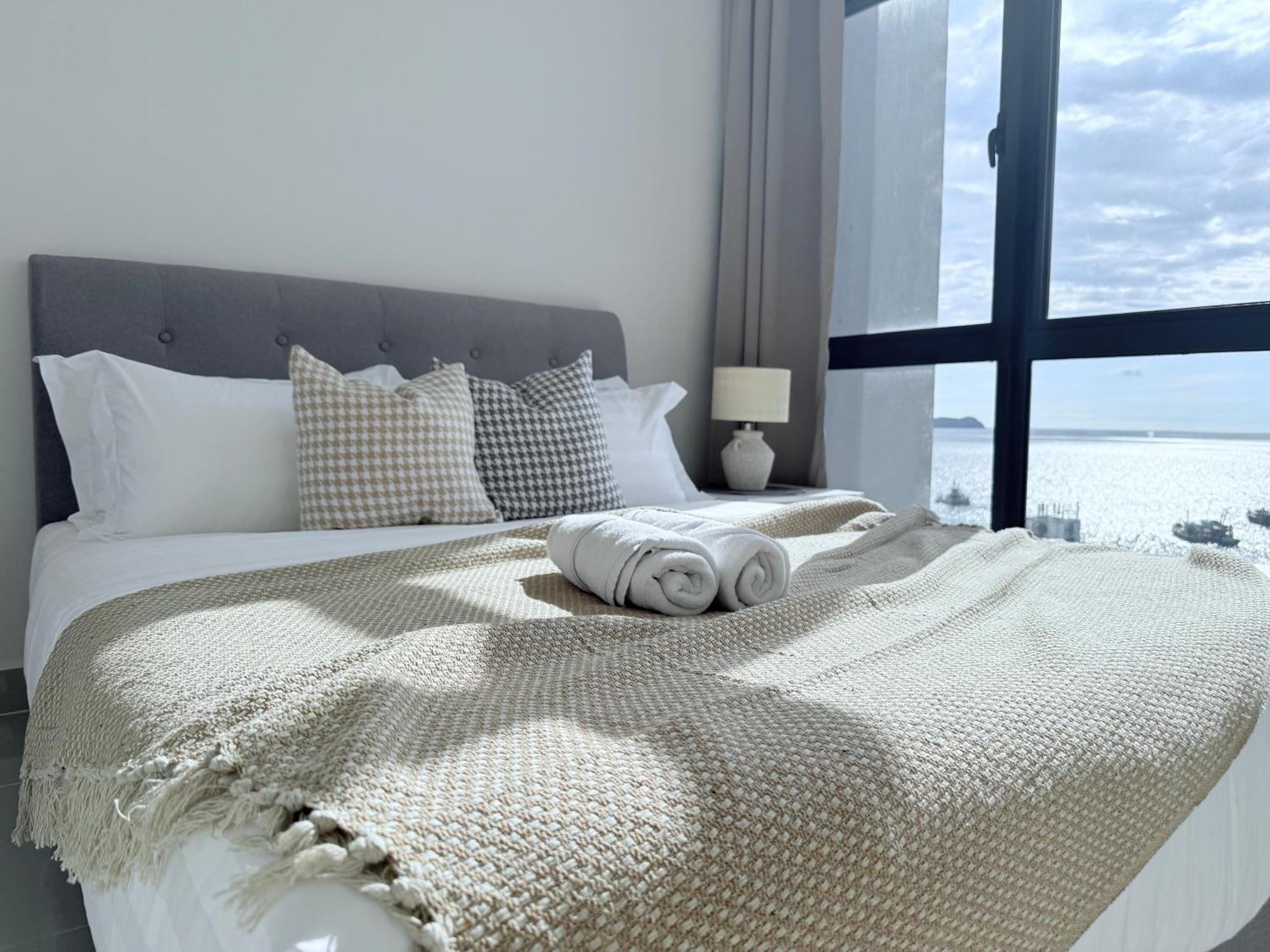 The Shore Cbd Kota Kinabalu By Laxzone Suite Extérieur photo